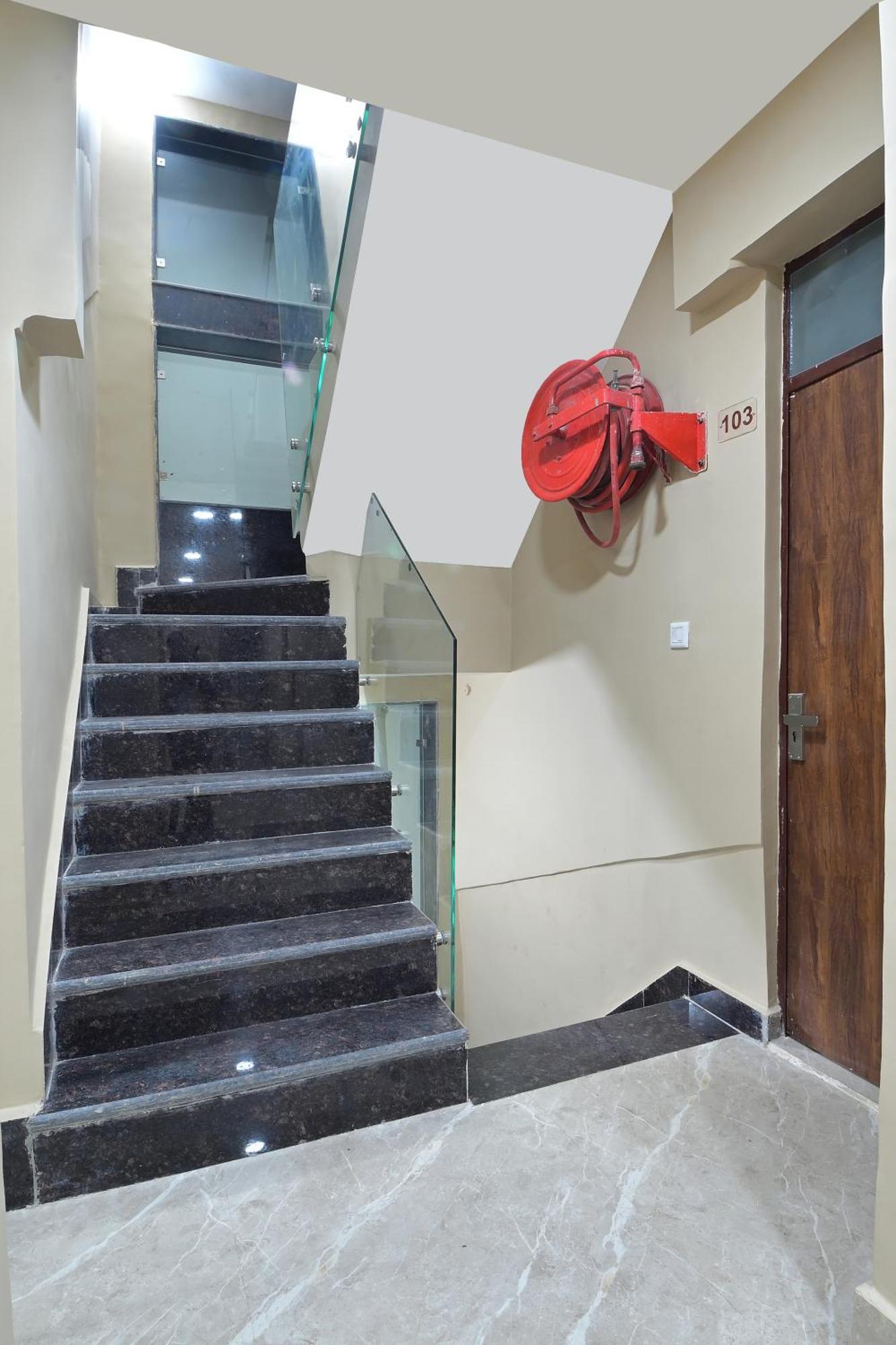 Chowdhry Tourist Lodge - New Delhi Railway Station - 2 Minutes Walk Zewnętrze zdjęcie